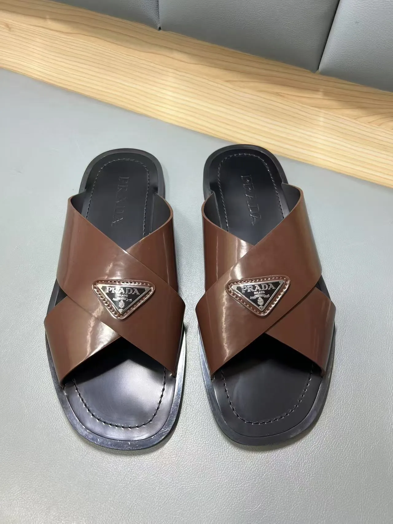 340💰PRADA Prada’s latest slippers are synchronized with the official website. This slipper is made of the brand’s unique and iconic Saffiano leather. The brand logo jumps out from the double straps, and the brand style is clearly visible. Cowhide gives men elegant charm and functional design, making it an ideal choice for vacation and leisure. Size:38-45